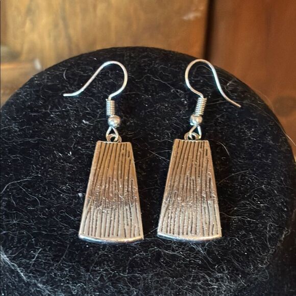 Contemporary Shaped Silver Tone Metallic Bib Necklace and Earring Set 17” - Picture 3 of 4